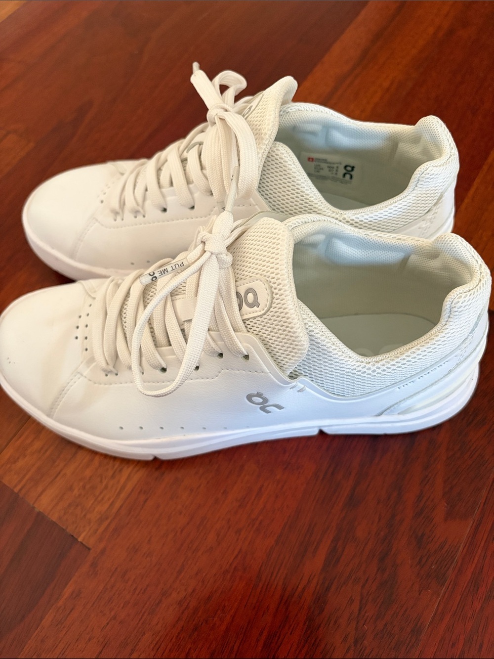 Roger federer On Running White Athletic Sneakers — Interior Logo Visible